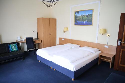2 twin beds, 1 sofa bed