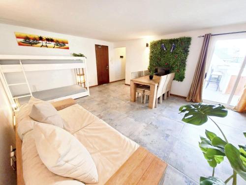 Penthouse with rooftopbar, Starlink WiFi, next to the beach!, Santa Maria (photo 5)