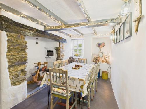 Facilities, Cosy Cornish Cottage with Parking in St Newlyn East