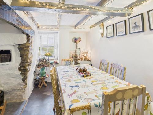 Facilities, Cosy Cornish Cottage with Parking in St Newlyn East