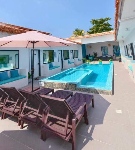 Swimming pool, LVIS Blancura Hotel in Baa Atoll