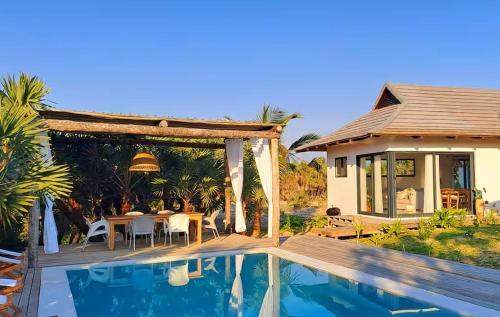 酒店外观, Coral Villa - Beachfront Villa with Private Pool by Karula in 伊尼扬巴内