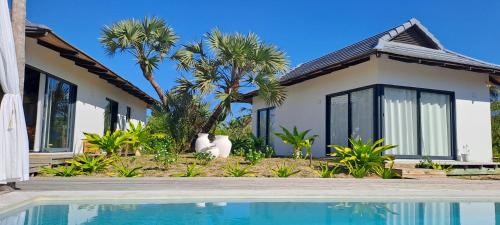 花园, Coral Villa - Beachfront Villa with Private Pool by Karula in 伊尼扬巴内
