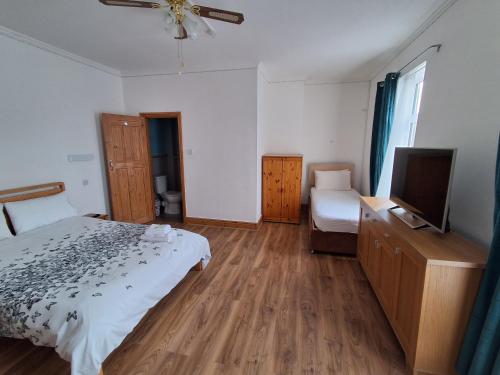 Habitación triple, vistas a la ciudad
