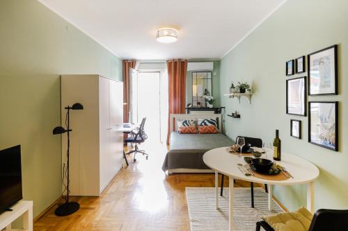 Elegantly Styled Studio l Novi Sad Fair Nearby l Bathtub l Breakfast l Self Check-in