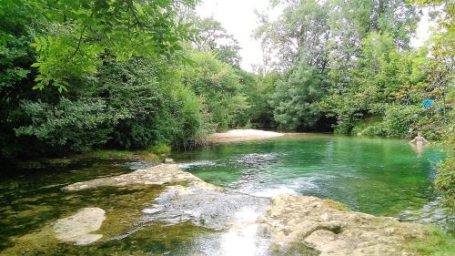 Au Pied du CHÂTEAU - 5 à 11 personnes - Baignade-canoë-piste cyclable à 100 m