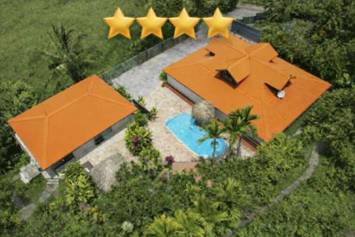 Habitation Bonneville Chalet & Loft avec piscine et sauna – khách sạn tại La Trinite