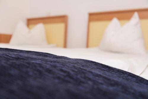 2 twin beds