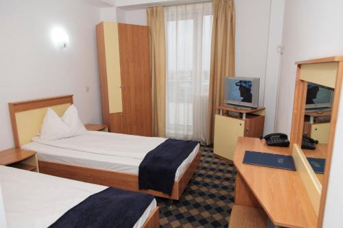 Plus Hotel - image 11