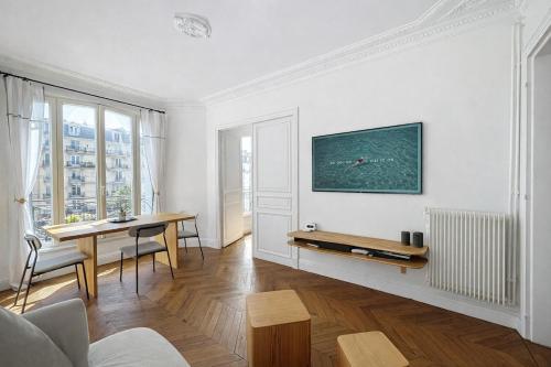 Dreamy floor View of Square Trousseau