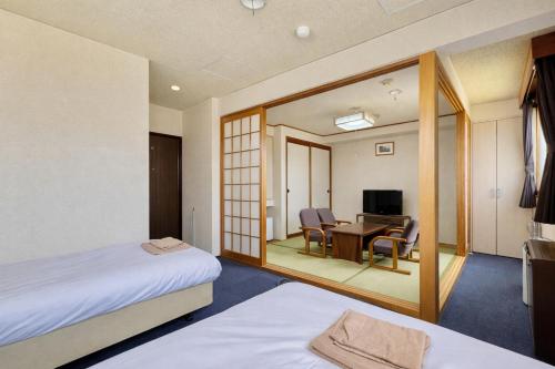 room detail thumbnail 1