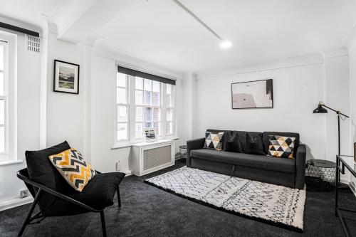 2-Bed Near Oxford St & Hyde Park with Concierge - main image