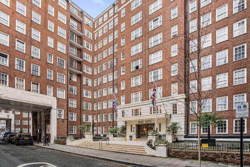 2-Bed Near Oxford St & Hyde Park with Concierge - image 12