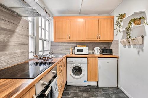 2-Bed Near Oxford St & Hyde Park with Concierge - image 11