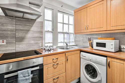 2-Bed Near Oxford St & Hyde Park with Concierge - image 2