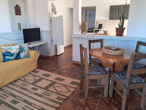 Casa de 1 Dormitorio ubicado en planta baja. A 150 mts de la playa en La Aguada y Costa Azul, La Pal in Costa Azul