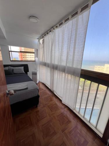 Apartamento cerca del aeropuerto con vistas al mar in Maiquetía