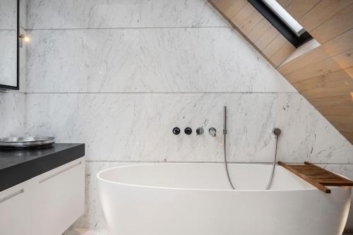 Ultra-Luxury Pavilion Road Mews House - image 12