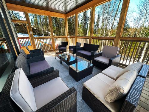 陽台/露台, 3000 Sqft Modern Muskoka Entire Cottage Huntsville - Escape to Serenity - Algonquin Arrowhead in 德懷特 (ON)