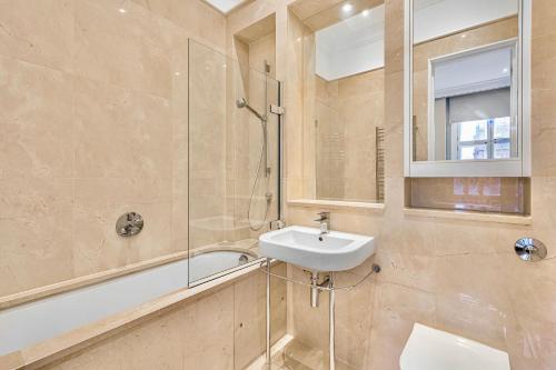 Royal Knightsbridge 3-Bed - Next To Harrods - image 3