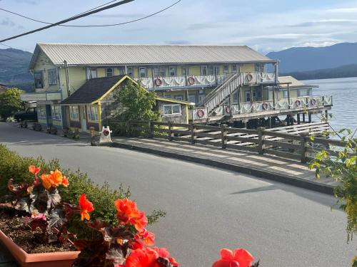 Exterior view of Seine Boat Inn