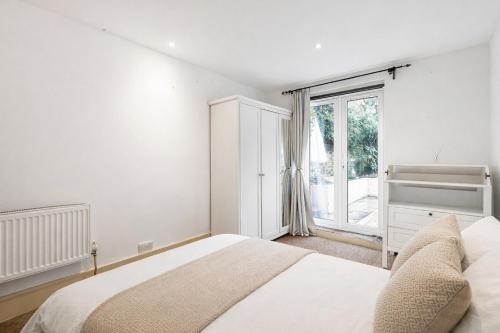 2-Bed in Maida Vale with Private Garden - image 5
