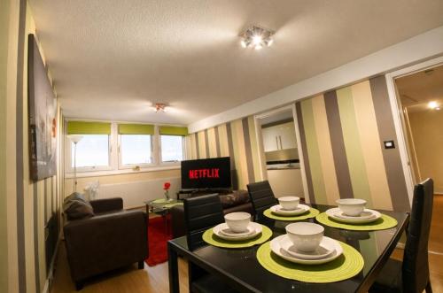 Victoria Centre 2 Bedroom Apartments with 4 Beds in Victoria Centre Shopping Centre - Nottingham City Centre - 24 hour access - Most Central Location - Full Kitchen - Opposite Hilton - Parking for Cars or Vans from Five pounds a day - Sunday 1pm Check-out