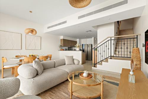 VayK - Modern 4 BD Townhouse with Private Garden in Damac Lagoons - image 9