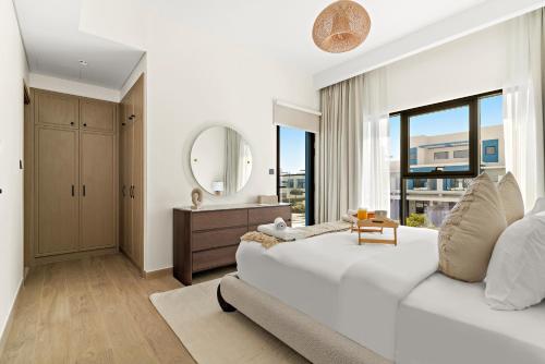 VayK - Modern 4 BD Townhouse with Private Garden in Damac Lagoons - image 3