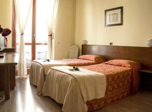 2 twin beds