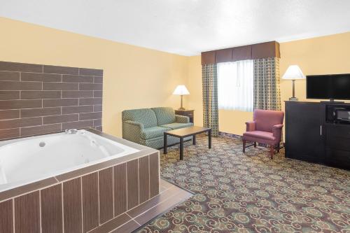 อ่างแช่น้ำร้อน, เบย์มอนต์ บาย วินด์แฮม ฮอลแลนด์ (Baymont by Wyndham Holland) in ฮอลล์แลนด์ (MI)