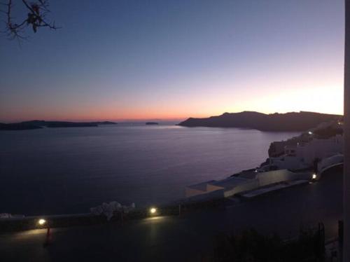 Sensia Villa With Hot Tub And Caldera View - Santorini