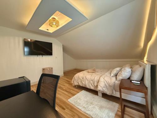 Spring Rooms by Yale & Downtown - image 3