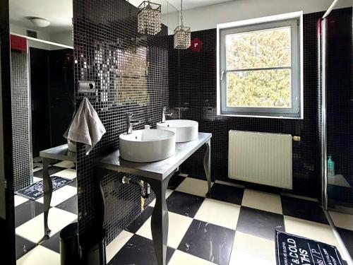 2 bedrooms, 3 beds