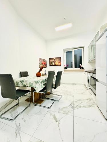 Konyha, Spacious Private Rooms in 5BR Apartment Near Atzgersdorf Station in 23. Liesing