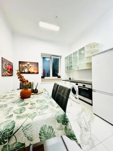 Konyha, Spacious Private Rooms in 5BR Apartment Near Atzgersdorf Station in 23. Liesing