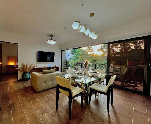 Luxury Downtown Apartment with Rooftop Pool and Gym - image 2
