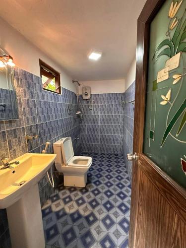 R BackPacker Hostel - image 5