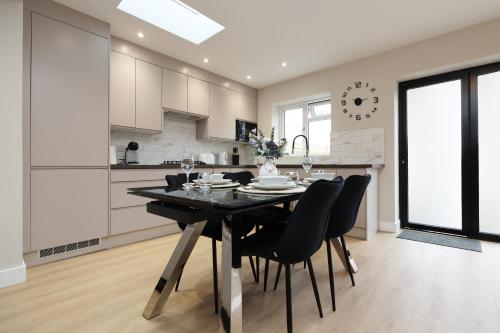 Modern 5br Home New - Bristol