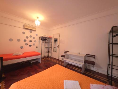 1 double bed, 1 twin bed