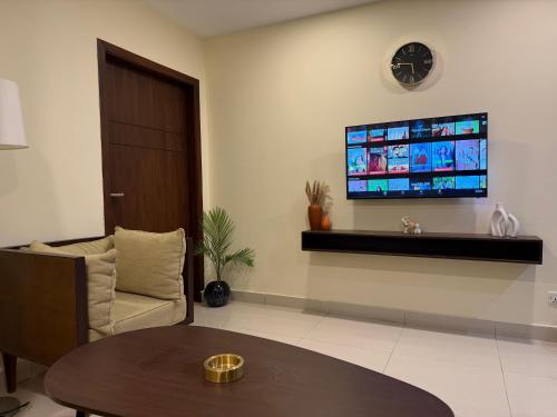 Skyluxe Designer Suits with heating Fast Wifi Rooftop pool Gym Sauna and Self checkin - image 4