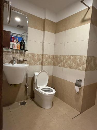 Skyluxe Designer Suits with heating Fast Wifi Rooftop pool Gym Sauna and Self checkin - image 6