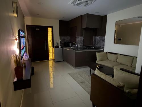 Skyluxe Designer Suits with heating Fast Wifi Rooftop pool Gym Sauna and Self checkin - image 7