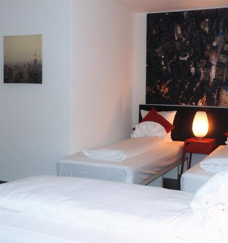Triple Room with Garden View image 5