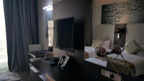 Standard Twin Room image 3