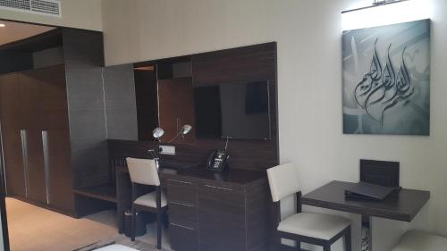 Standard King Room image 5