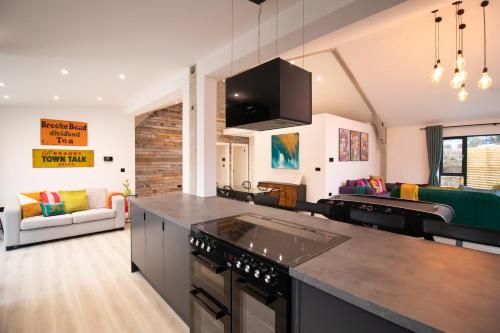 Közös társalgó / TV, Perfect Booking Hot Tub Cabin With Log Burner in East Farleigh