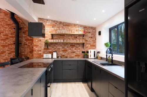 Létesítmények, Perfect Booking Hot Tub Cabin With Log Burner in East Farleigh