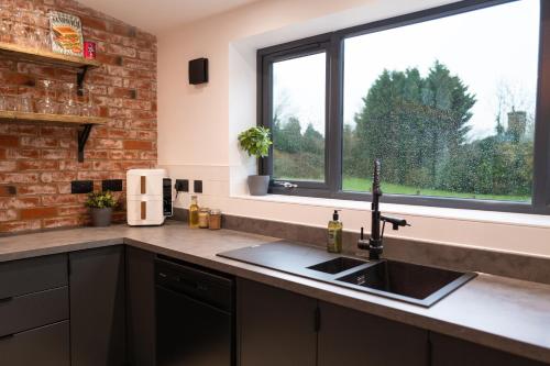 Konyha, Perfect Booking Hot Tub Cabin With Log Burner in East Farleigh