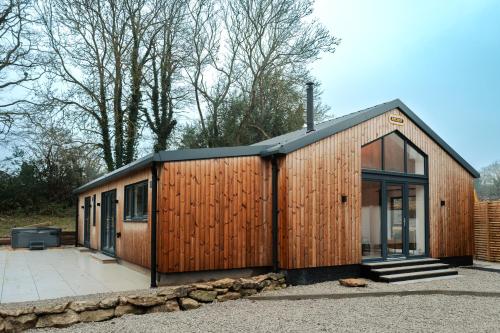 A szálláshely kívülről, Perfect Booking Hot Tub Cabin With Log Burner in East Farleigh